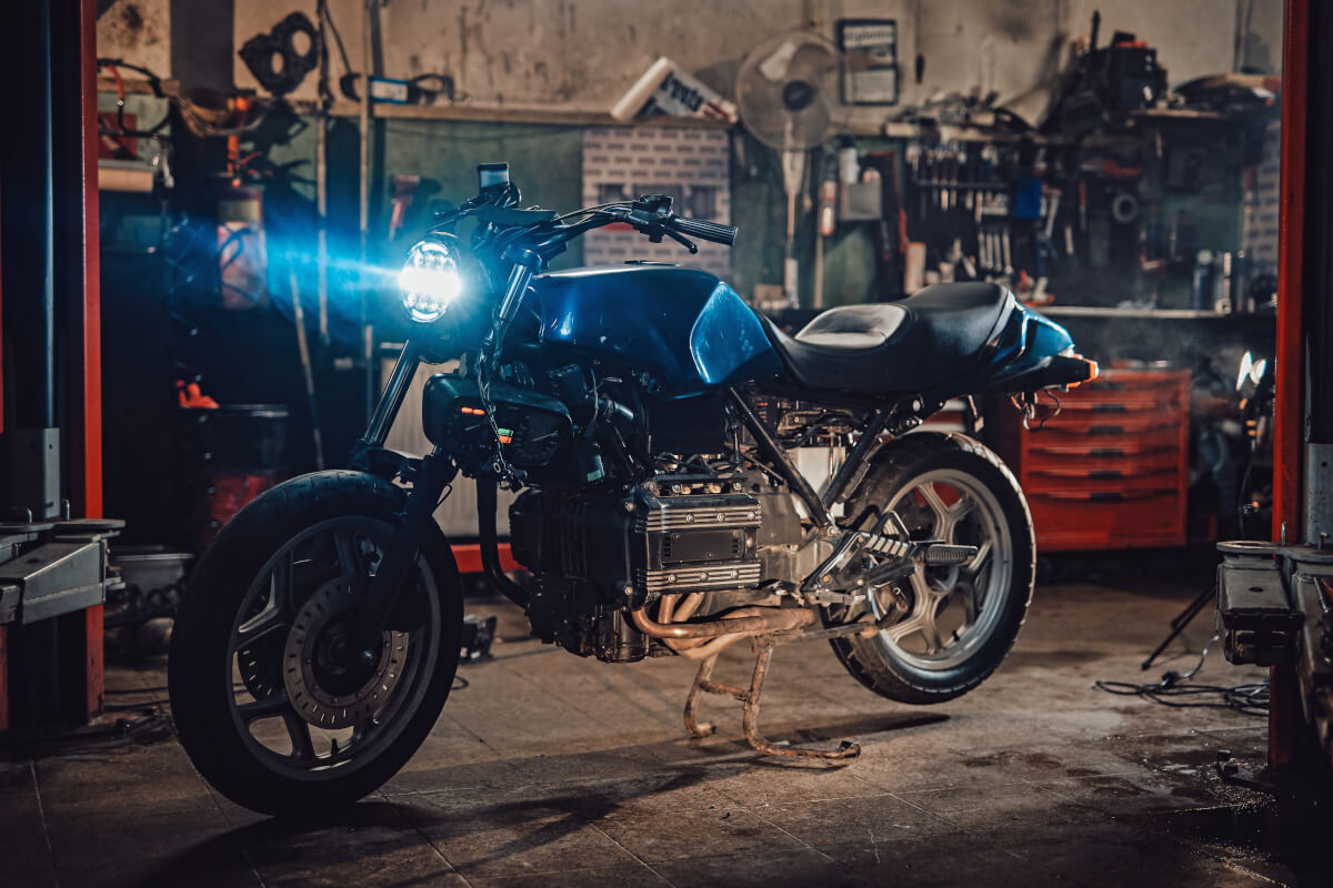 ガレージに置かれているバイク